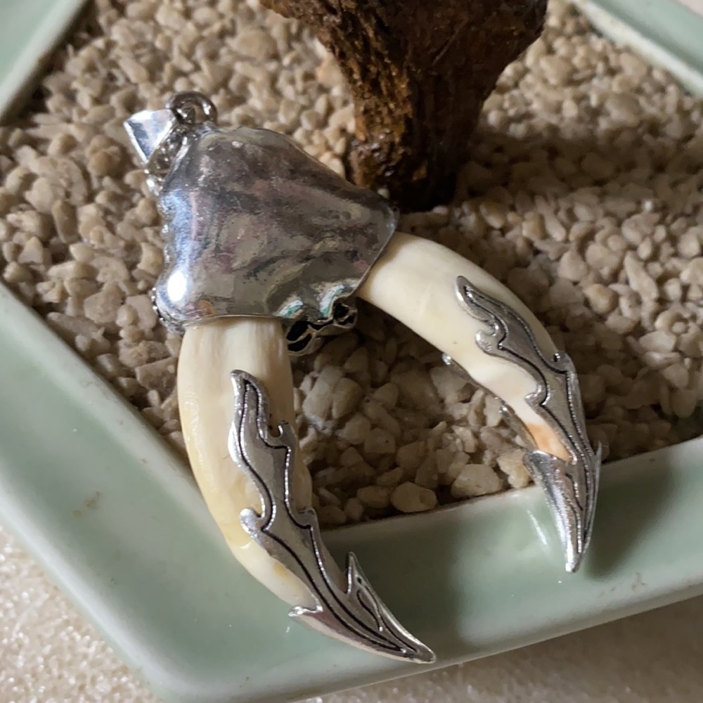 Antique dog teeth with engraved  dragon pendent - Picture 4 of 7